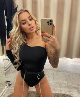 Эффектная брюнетка с загадочными глазами и шикарной фигурой ждет тебя в уединенной обстановке. Гарантирую конфиденциальность, страсть и море наслаждения. Позволь себе расслабиться и ощутить все прелести нашего свидания! 927, 22 года